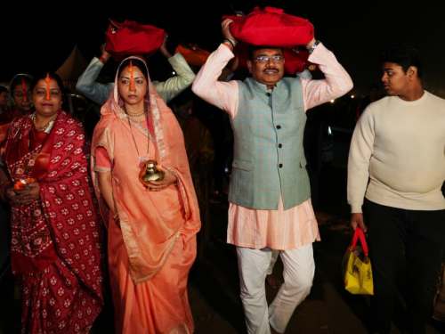 छठ पूजन करते मुख्य सचिव आनंद वर्द्धन।