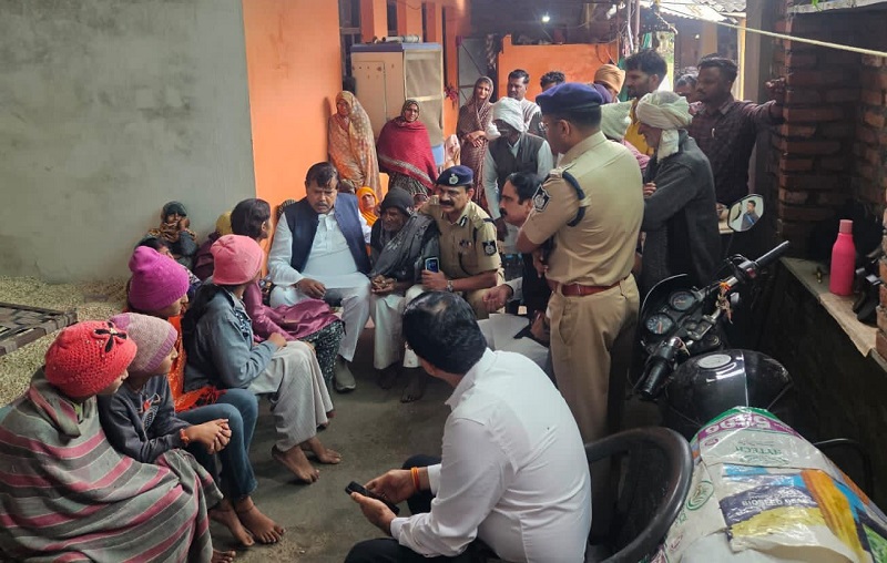 गुनाः मंत्री तोमर ने गुना में मृतक के परिजनों से मिलकर व्यक्त की शोक संवेदना