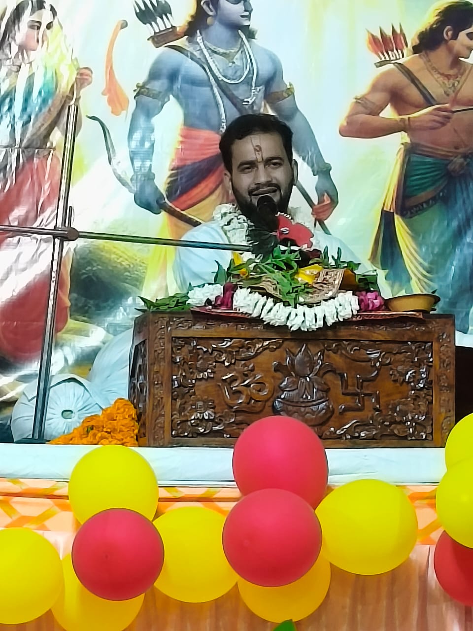 पुलिस लाइन मंदिर में संगीतमय नवदिवसीय श्री राम कथा का श्रवण कराते आचार्य व्योम त्रिपाठी।