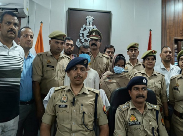 घटना का खुलासा करते पुलिस अधिकारी