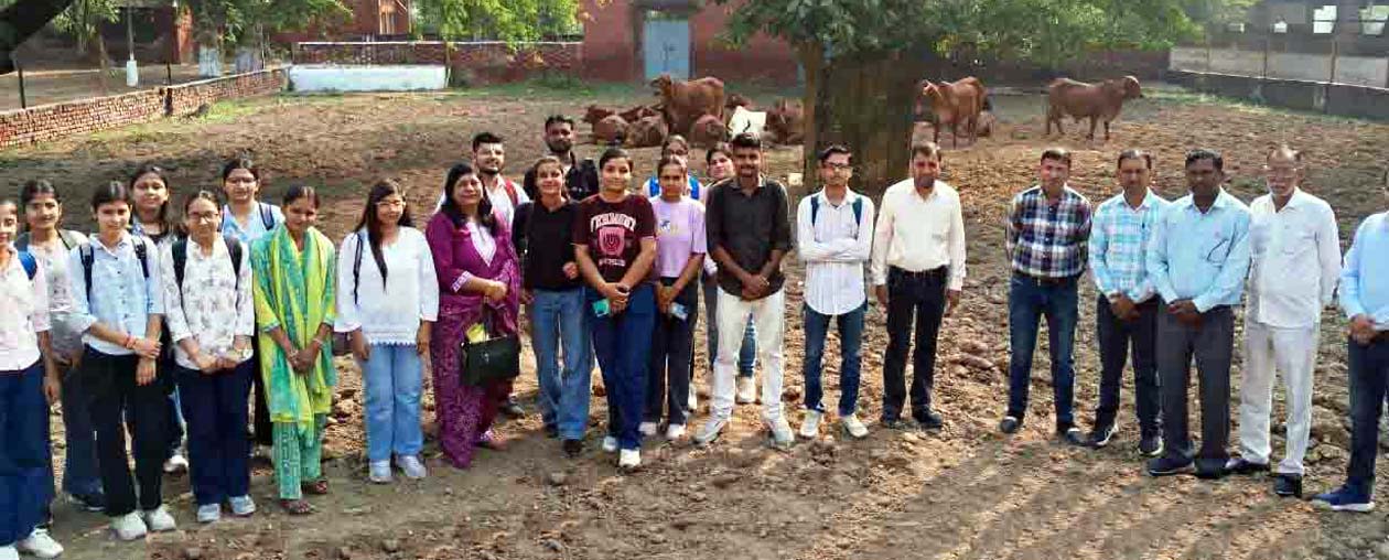 लुवास में भ्रमण पर गए दयानंद कॉलेज के विद्यार्थी। लुवास में भ्रमण पर गए दयानंद कॉलेज के विद्यार्थी।