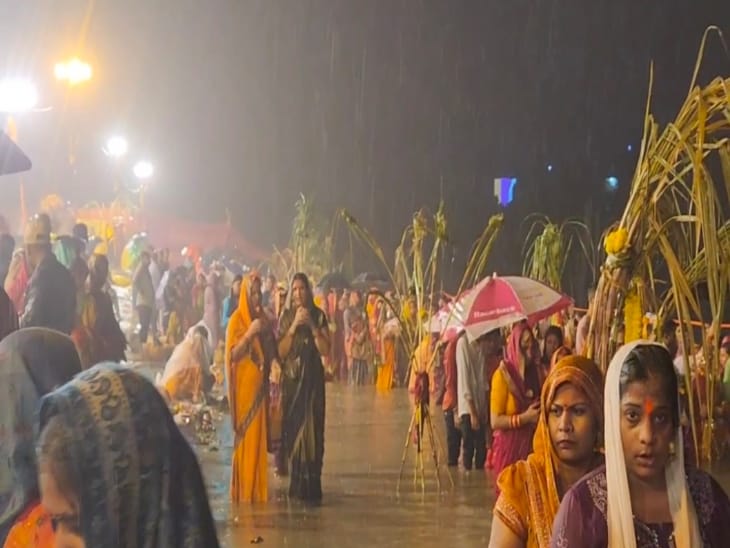 उदीयमान सूर्य को  अर्घ देती महिलाएं