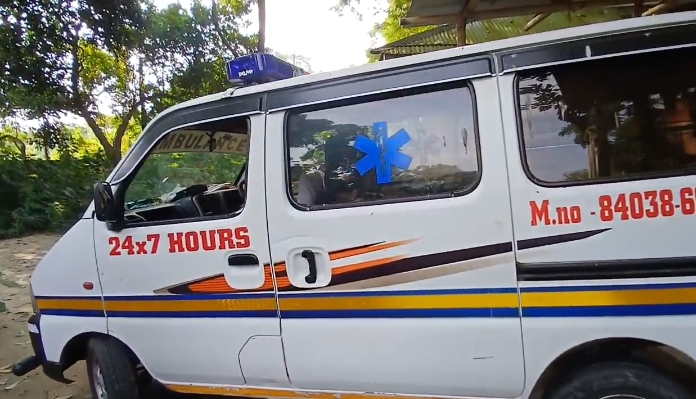 असम: मोरीगांव के जागीरोड इलाके में सड़क दुघर्टना में जान गंवाने वालों को लेकर पहुंची एंबुलेंस असम: मोरीगांव के जागीरोड इलाके में सड़क दुघर्टना में जान गंवाने वालों को लेकर पहुंची एंबुलेंस