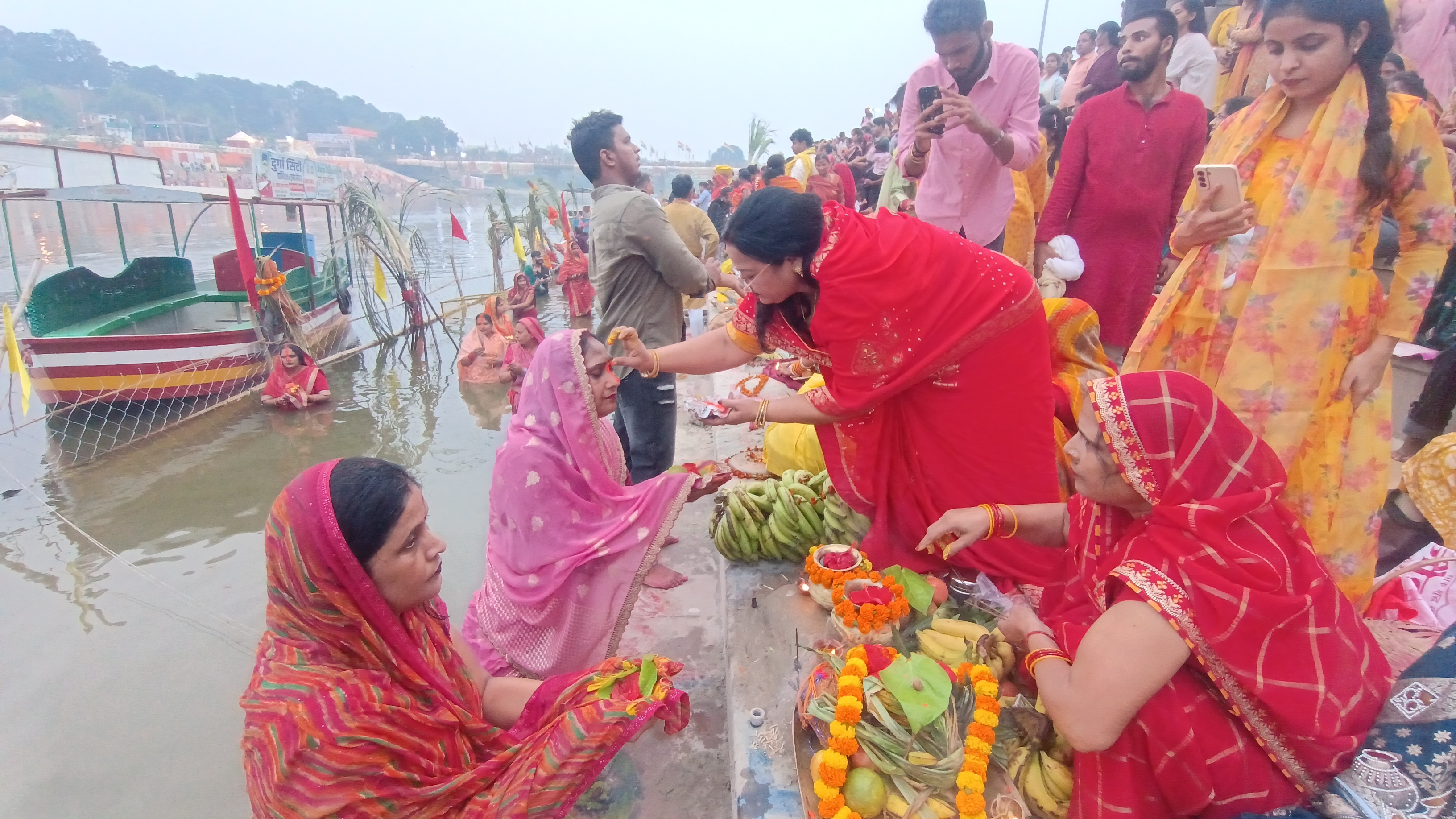 सुहाग लेते हुए महिलाएं सुहाग लेते हुए महिलाएं