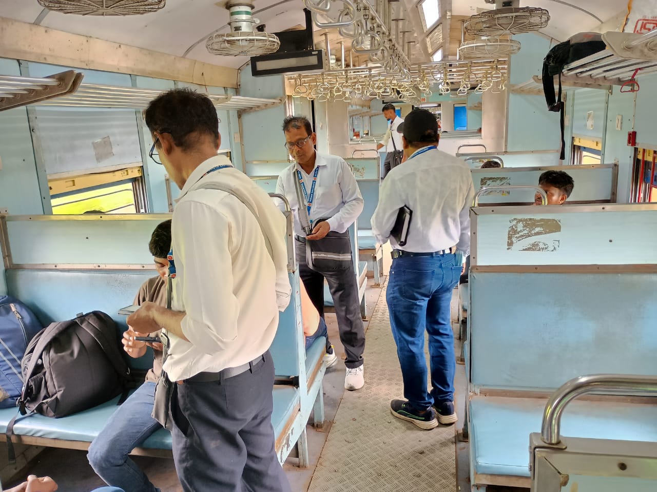 टिकट चेकिंग रेलवे