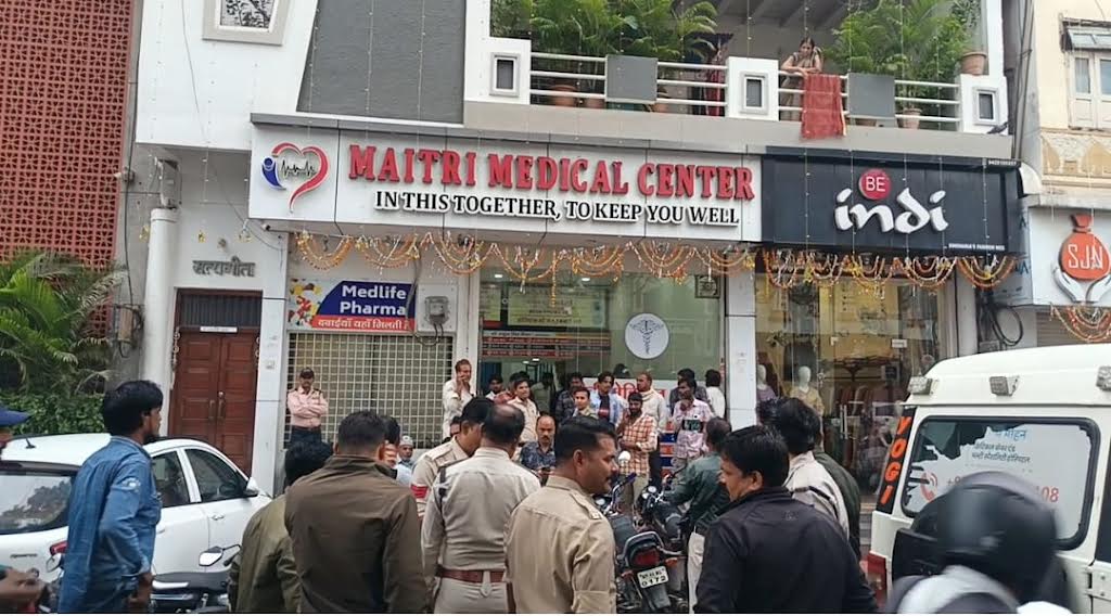 निजी क्लिनिक पर इलाज के दौरान मरीज की मौत, परिजनों ने डॉक्टर पर लगाया लापरवाही का आरोप निजी क्लिनिक पर इलाज के दौरान मरीज की मौत, परिजनों ने डॉक्टर पर लगाया लापरवाही का आरोप