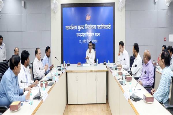 मान्यता प्राप्त राष्ट्रीय राजनीतिक दलों के प्रतिनिधियों के साथ निर्वाचन सदन भोपाल में बैठक