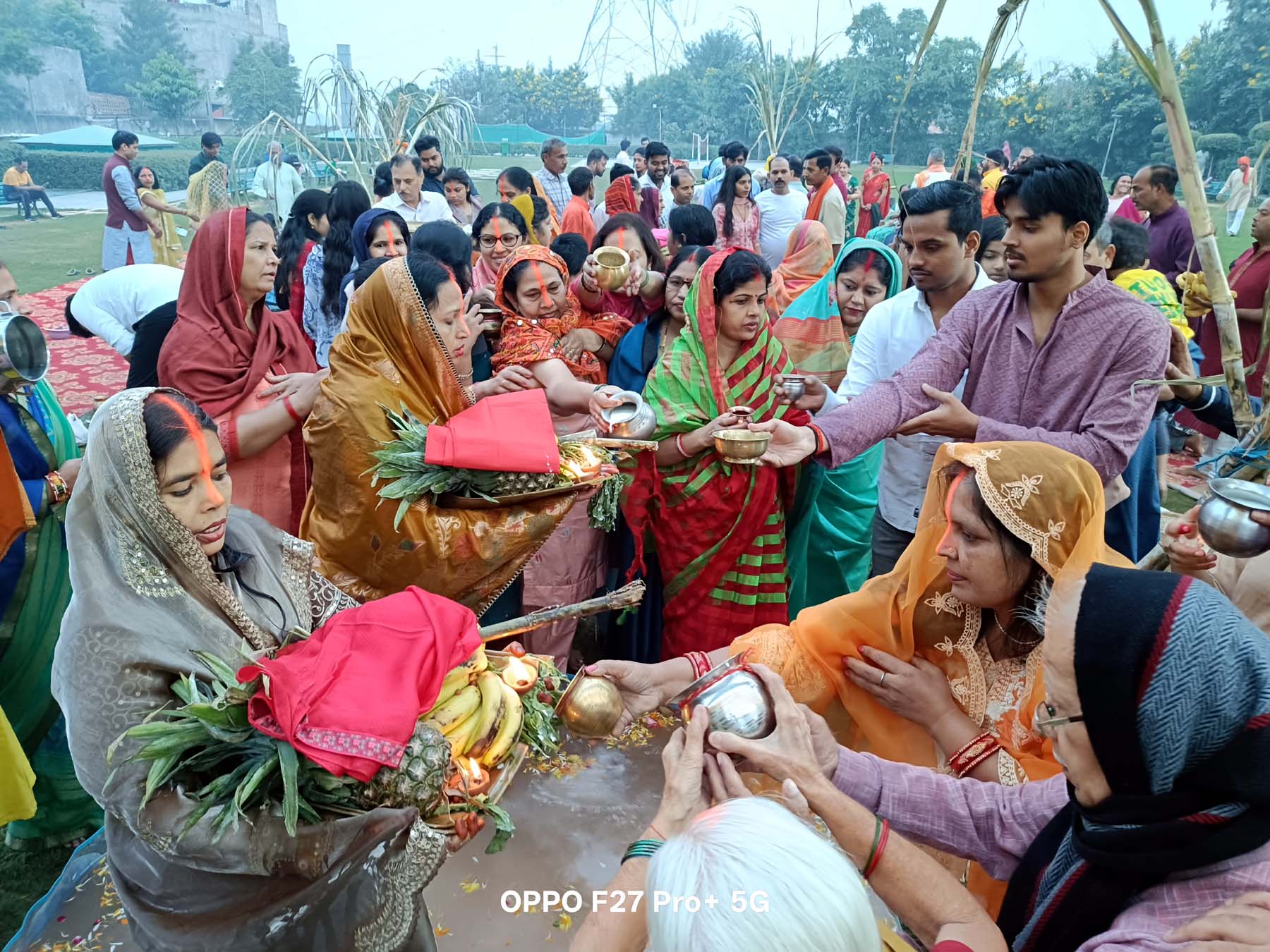 गुरुग्राम के सेक्टर-36 स्थित एवीएल सोसायटी में छठ पूर्व के अंतिम दिन उगते सूर्य को अर्घ्य देने के दौरान पूजन करते श्रद्धालु। गुरुग्राम के सेक्टर-36 स्थित एवीएल सोसायटी में छठ पूर्व के अंतिम दिन उगते सूर्य को अर्घ्य देने के दौरान पूजन करते श्रद्धालु।