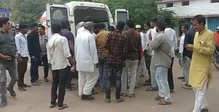 सड़क हादसे में बाइक सवार चार लोग घायल