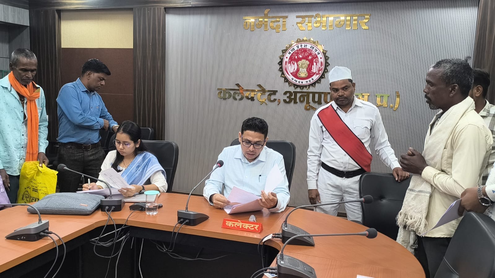 जनसुनवाई करते कलेक्टर