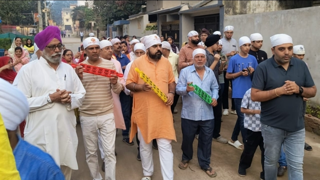 प्रभात फेरी में शामिल श्रद्धालु प्रभात फेरी में शामिल श्रद्धालु