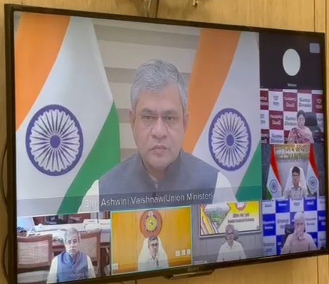 मोंथा के मद्देनजर तैयारियों की समीक्षा करते हुए रेल, सूचना एवं प्रसारण मंत्री अश्विनी वैष्णव