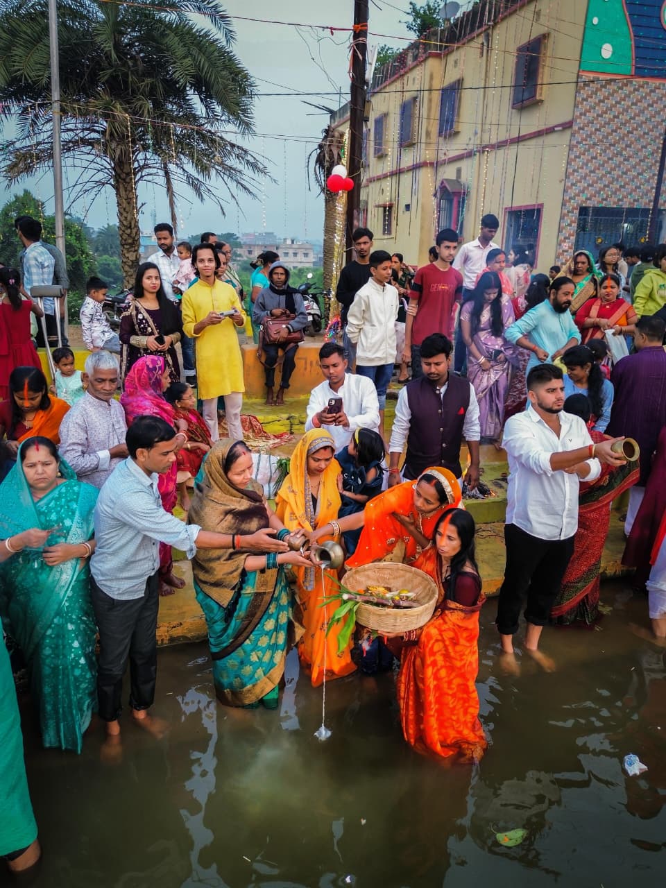 अर्घ्य देती छठव्रती अर्घ्य देती छठव्रती