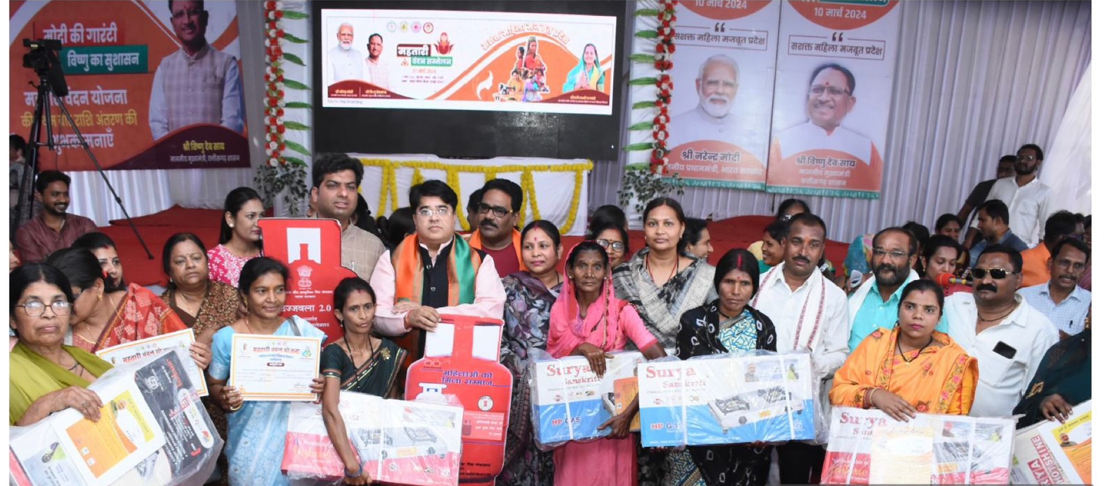 कार्यक्रम के दौरान खड़ी हुई महिलाएं।