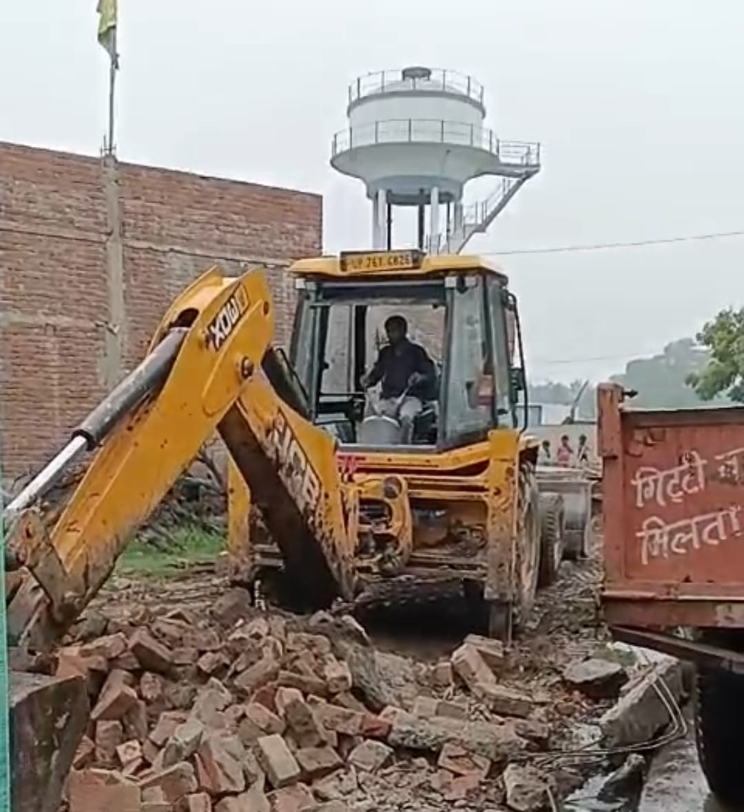 अवैध निर्माण को गिराता बुलडोजर अवैध निर्माण को गिराता बुलडोजर