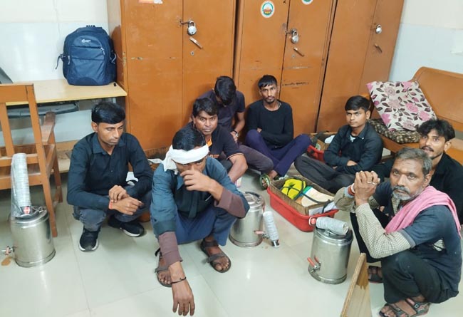 पकड़े गये अवैध वेंडर पकड़े गये अवैध वेंडर