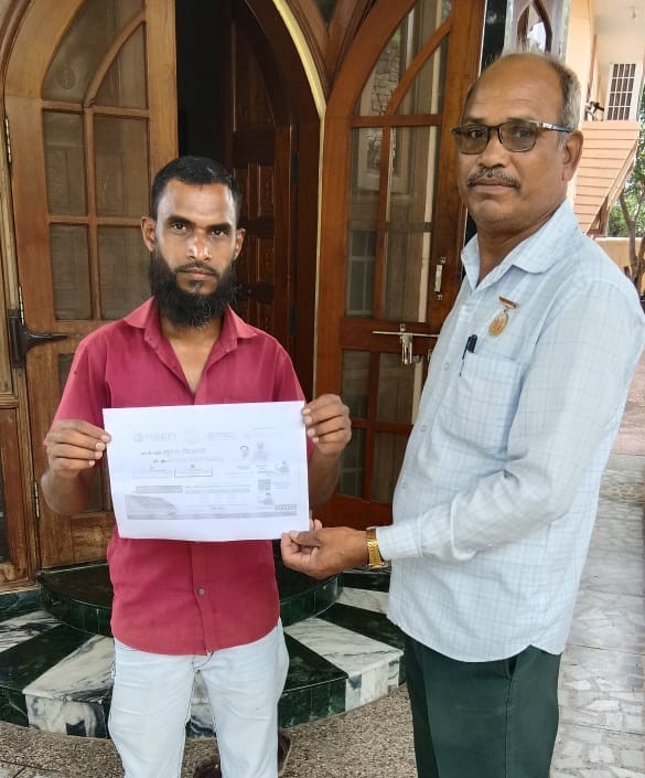 घर पहुंचकर जानकारी देते हुए कर्मचारी।