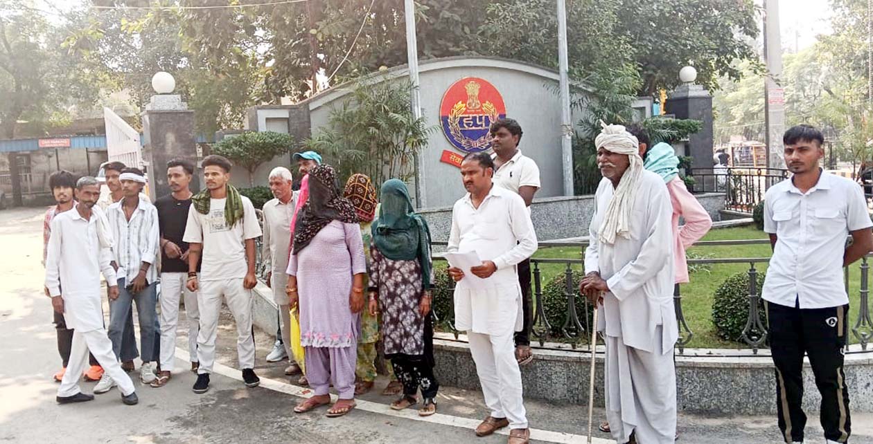 छांगेराम वाल्मीकि के नेतृत्व में आईजी से मिलने पहुंचा पीडि़त परिवार। छांगेराम वाल्मीकि के नेतृत्व में आईजी से मिलने पहुंचा पीडि़त परिवार।