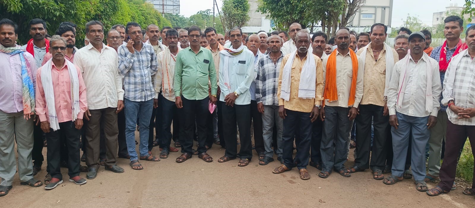 ग्राम खट्टी के ग्रामीणों की भीड़ स्वतंत्र पंचायत बनाने की मांग को लेकर कलेक्ट्रेट पहुंचे हुए।