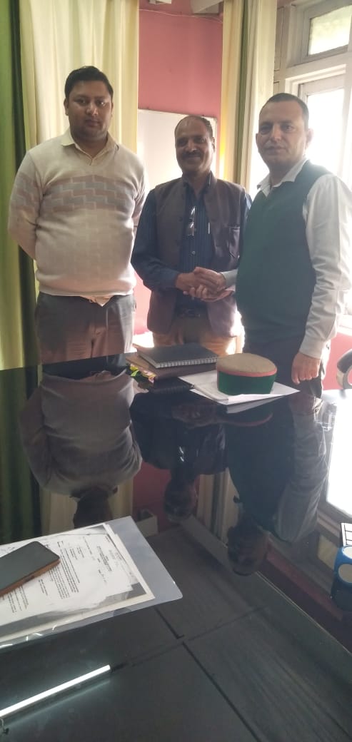 एचआरटीसी के अधिकारियों के साथ परमानंद आजाद।