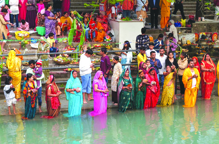 पूजन करते हुए