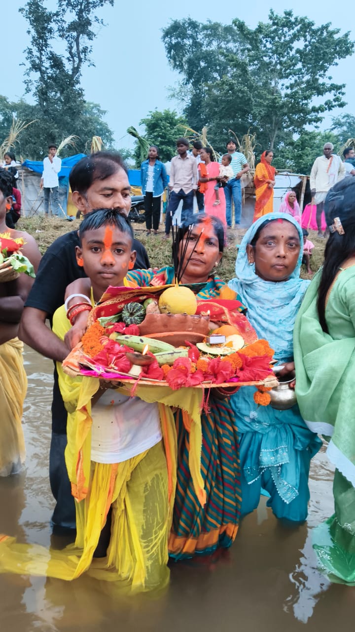 अर्घ्य देते कार्तिक अर्घ्य देते कार्तिक