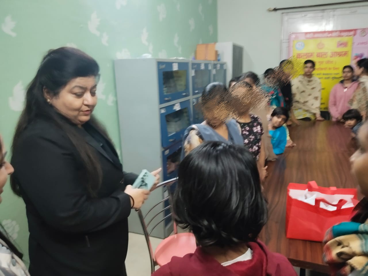 बाल कलाम आश्रम में बच्चों से बातचीत करते हुए जिला एवं सत्र न्यायाधीश पूनम सुनेजा। बाल कलाम आश्रम में बच्चों से बातचीत करते हुए जिला एवं सत्र न्यायाधीश पूनम सुनेजा।