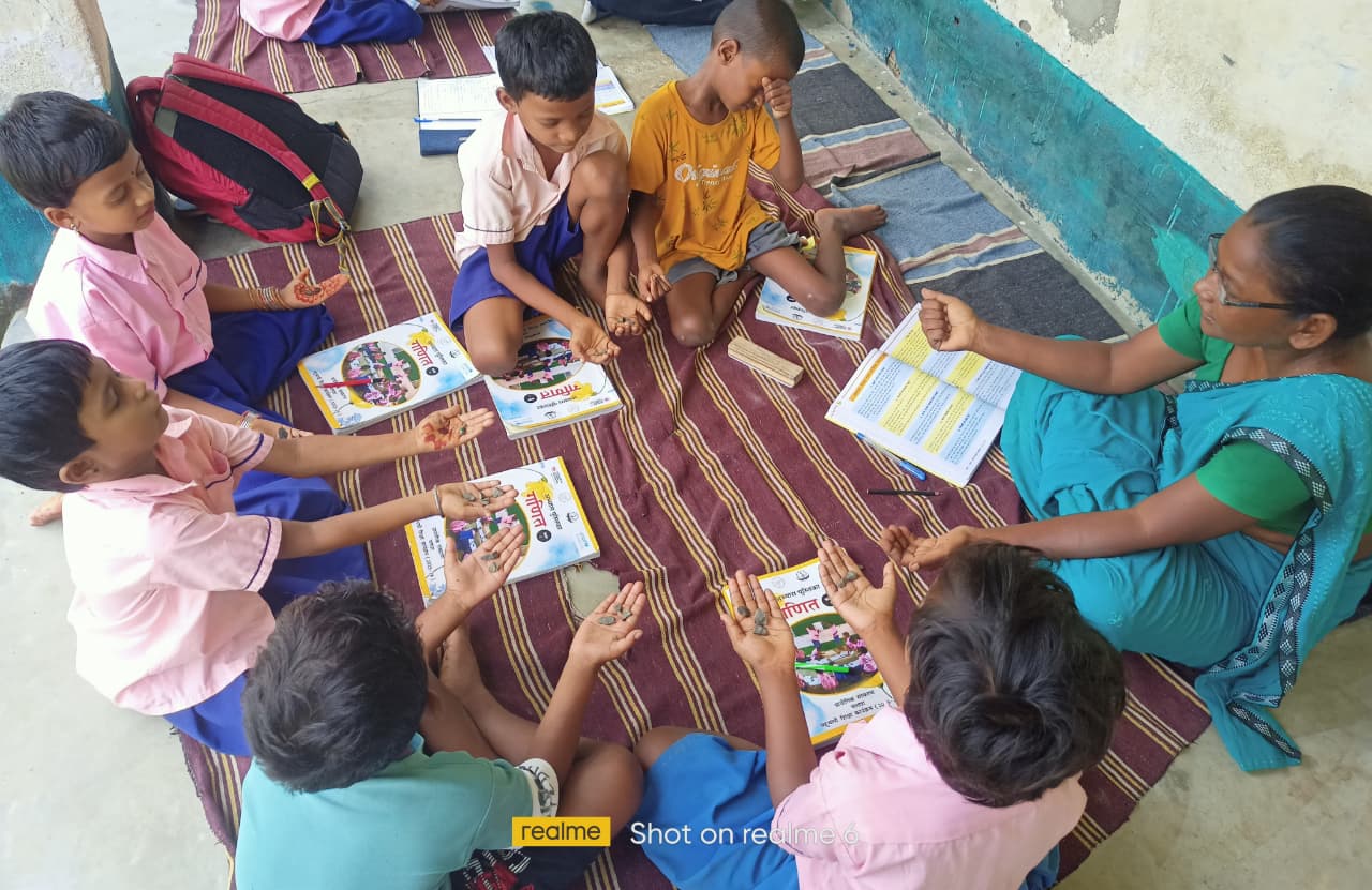 पठन–पाठन करते बच्चे और अन्य पठन–पाठन करते बच्चे और अन्य