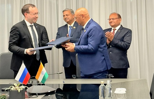 रूसी कंपनी और एचएएल से समझौता करते अधिकारी