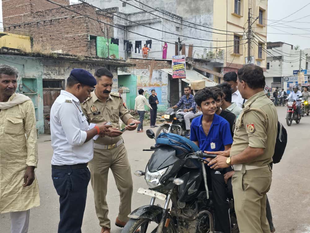 चेकिंग करती पुलिस चेकिंग करती पुलिस