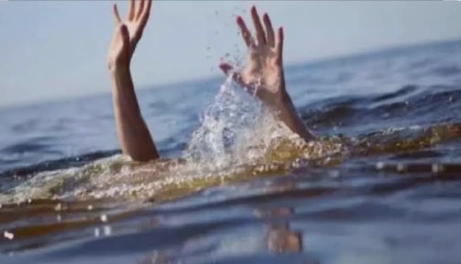 नदी में डूबती युवती की फाइल फोटो