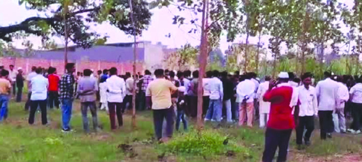 घटनास्थल पर लगी भीड़ घटनास्थल पर लगी भीड़