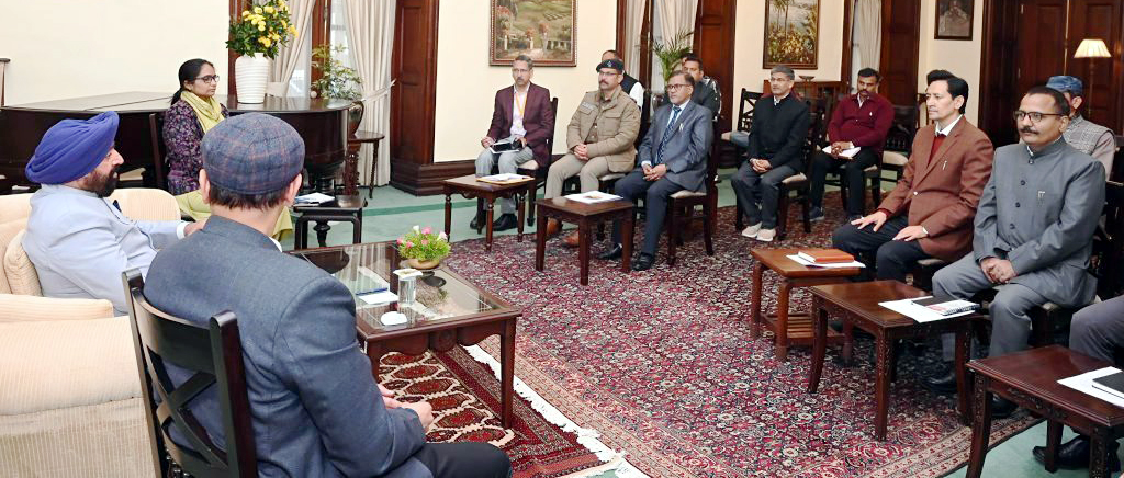 नैनीताल राजभवन में अधिकारियों की बैठक लेते राज्यपाल।
