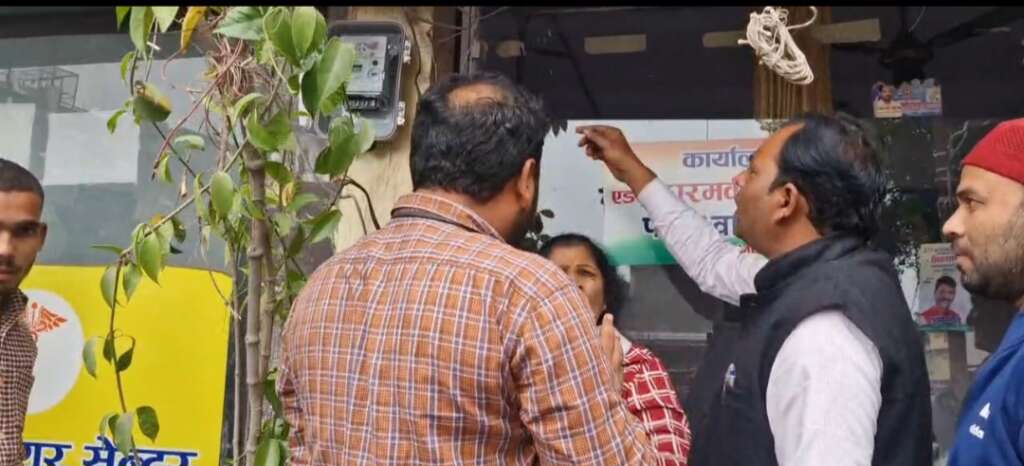 राजपुरा टनकपुर रोड मे बिजली के स्मार्ट मीटर लगाने का हुआ विरोध… राजपुरा टनकपुर रोड मे बिजली के स्मार्ट मीटर लगाने का हुआ विरोध…