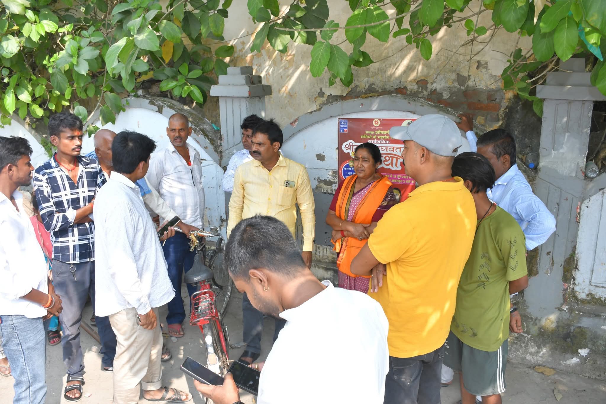 अररिया फोटो:मौके पर भाजपा नेत्री और अन्य ग्रामीण अररिया फोटो:मौके पर भाजपा नेत्री और अन्य ग्रामीण