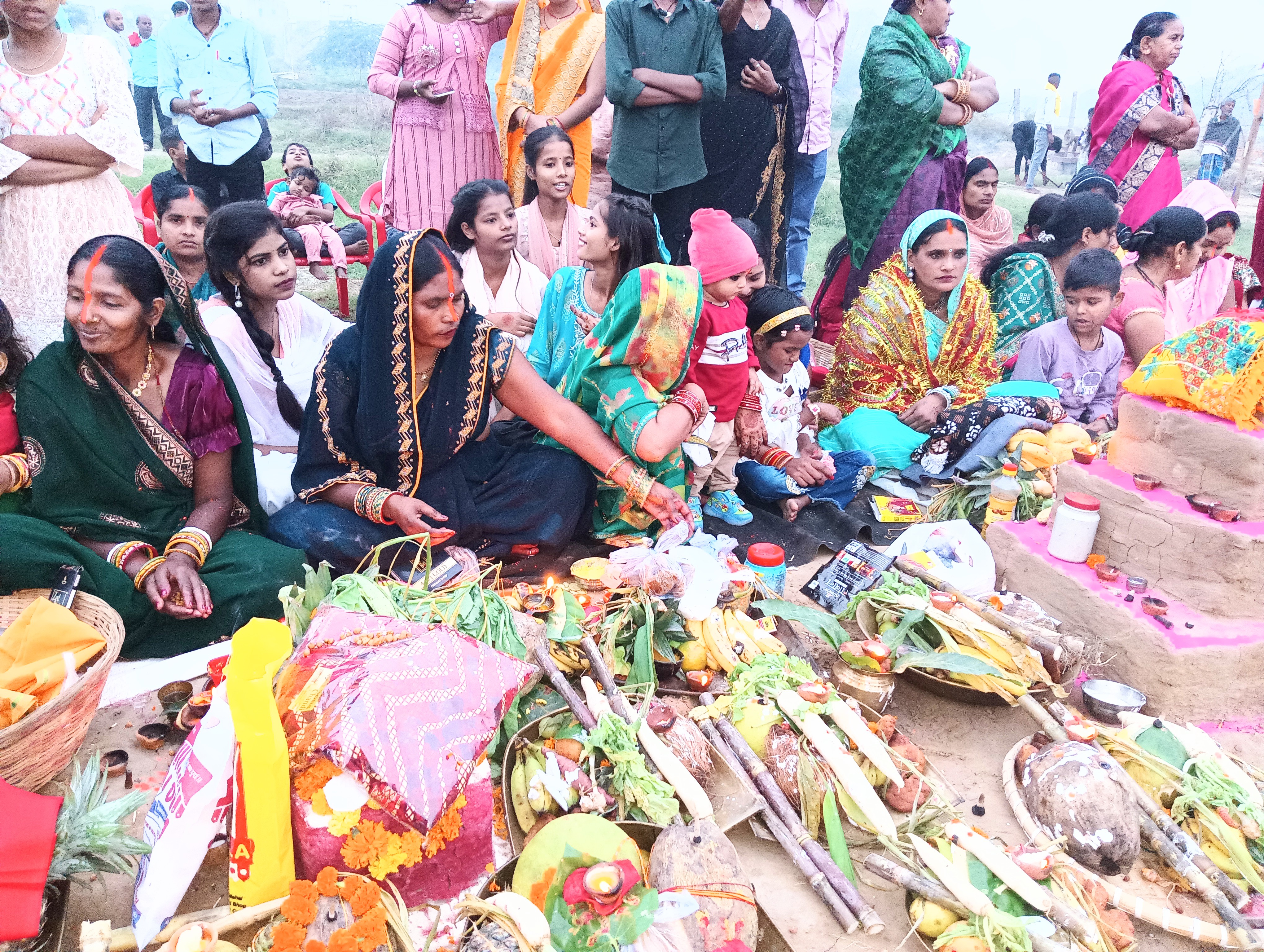 झज्जर जिला के बहादुरगढ़ में छठ के अवसर पर पूजा पाठ करती पूर्वांचल मूल की महिलाएं। झज्जर जिला के बहादुरगढ़ में छठ के अवसर पर पूजा पाठ करती पूर्वांचल मूल की महिलाएं।