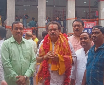 मां विंध्यवासिनी का दर्शन कर कारिडोर देखते केंद्रीय मंत्री एसपी सिंह बघेल । मां विंध्यवासिनी का दर्शन कर कारिडोर देखते केंद्रीय मंत्री एसपी सिंह बघेल ।