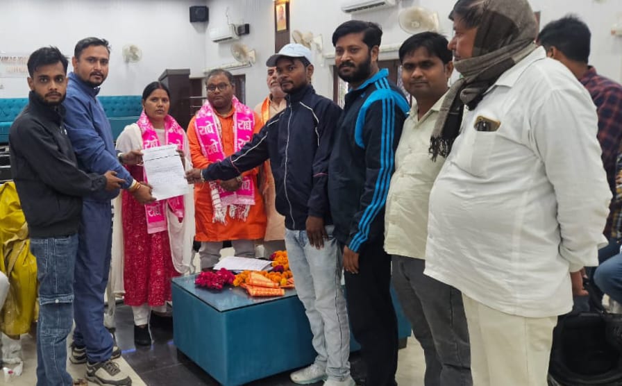 सदर विधायक का ज्ञापन देती सभासदगढ़ सदर विधायक का ज्ञापन देती सभासदगढ़