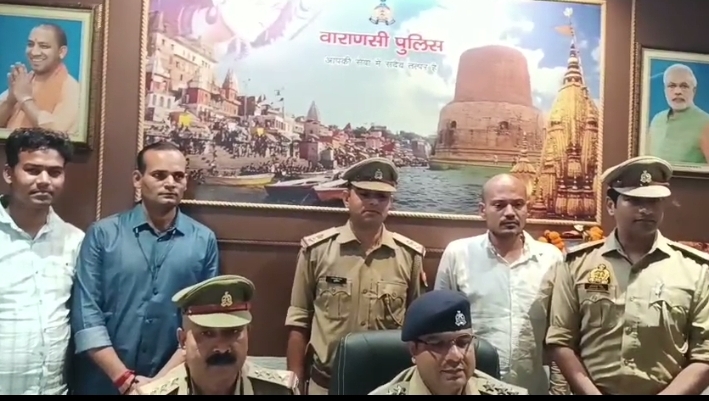 पत्रकार वार्ता में टप्पेबाज को प्रस्तुत करती कैंट टीम पत्रकार वार्ता में टप्पेबाज को प्रस्तुत करती कैंट टीम