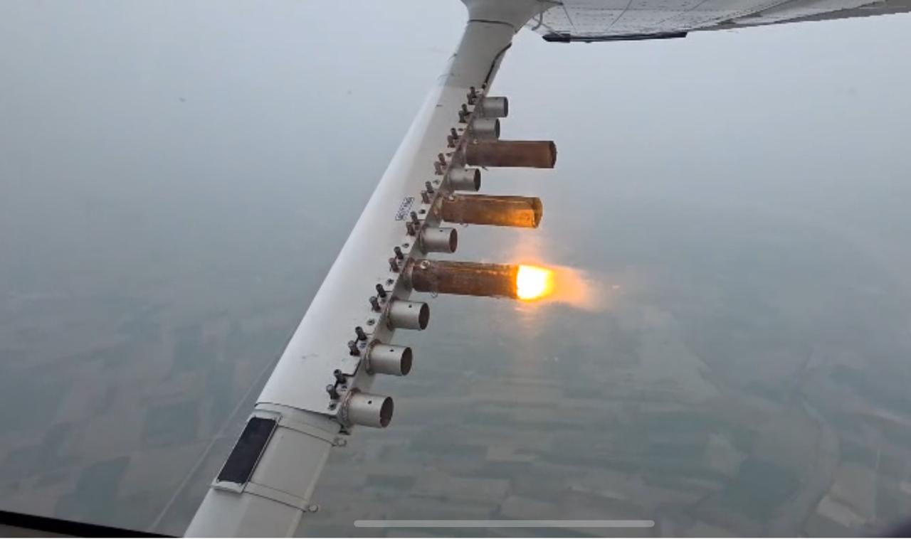 दिल्ली में सेसना विमान के जरिए खास रासायनिक फ्लेयर जलाकर बादलों में छोड़ते हुए