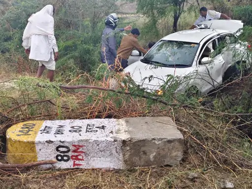 बेकाबू होकर पलटी कार बेकाबू होकर पलटी कार