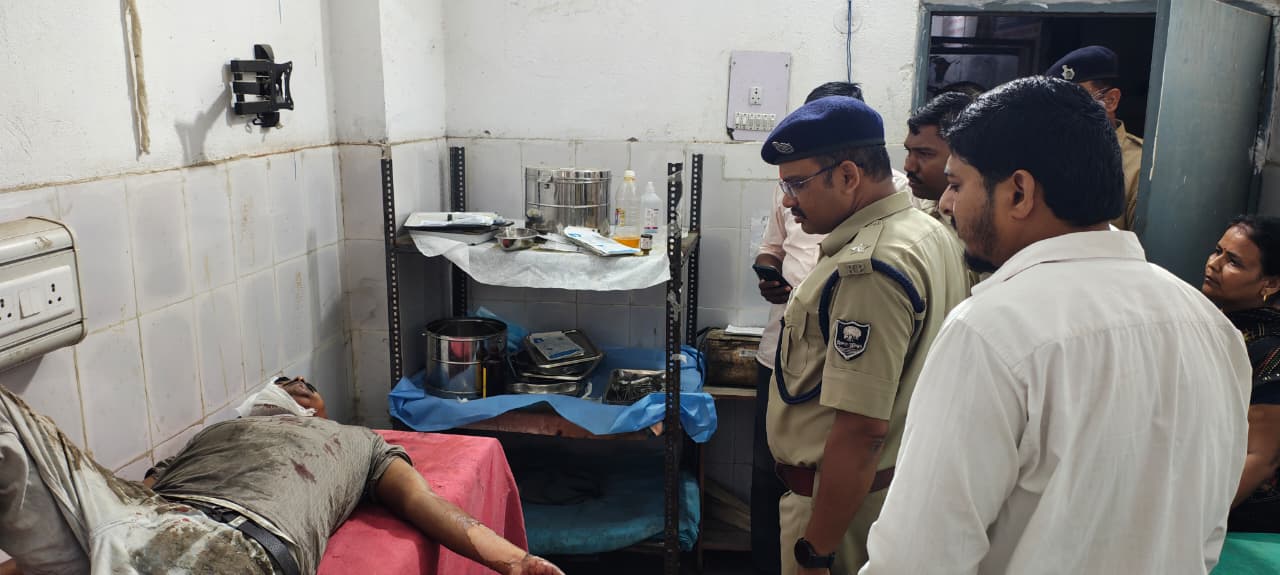 अस्पताल में जांच करती पुलिस