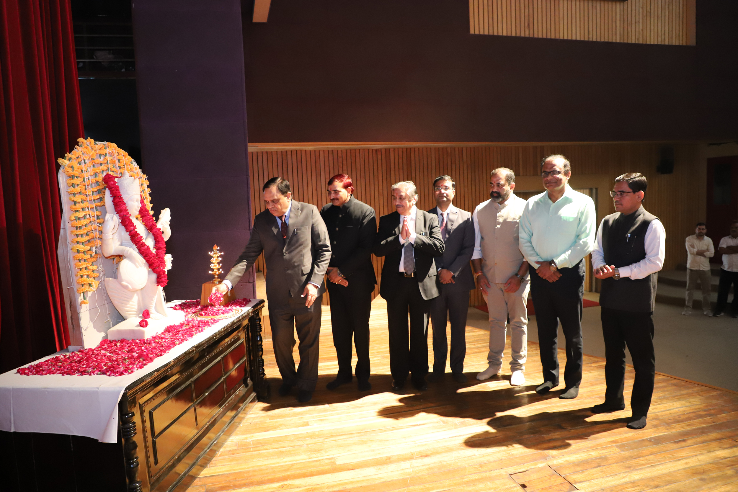 कार्यक्रम के उद्घाटन के अवसर पर मां सरस्वती की प्रतिमा पर पुष्प अर्पित करते मुख्यातिथि प्रो. टीजी सीथाराम। कार्यक्रम के उद्घाटन के अवसर पर मां सरस्वती की प्रतिमा पर पुष्प अर्पित करते मुख्यातिथि प्रो. टीजी सीथाराम।