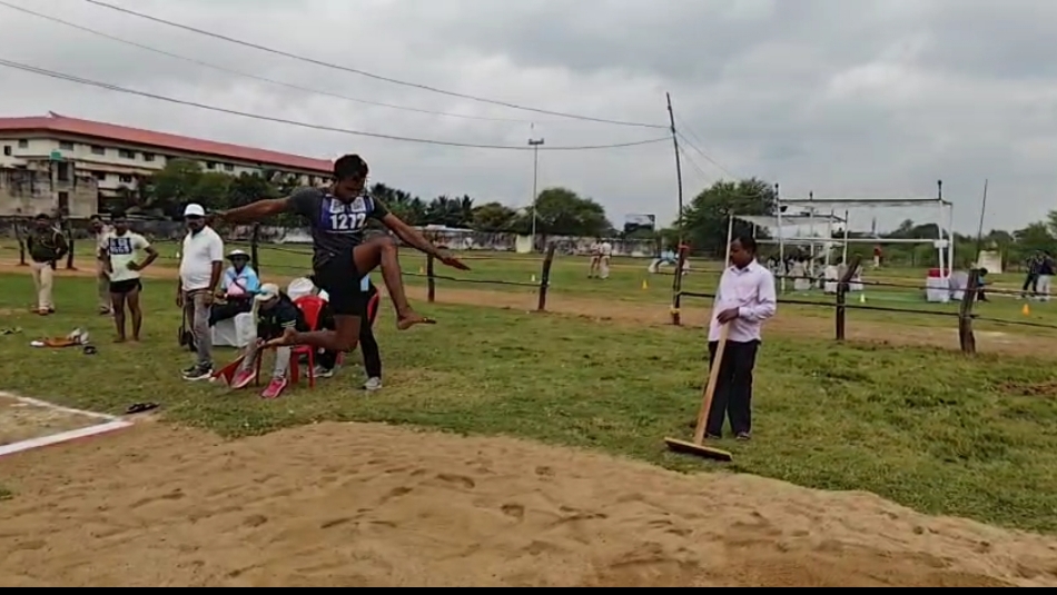 बाबू पंढ़री राव कृदत्त स्टेडियम में आयोजित वनरक्षक भर्ती के दक्षता परीक्षण में लंबी कूद करते हुए अभ्यर्थी। बाबू पंढ़री राव कृदत्त स्टेडियम में आयोजित वनरक्षक भर्ती के दक्षता परीक्षण में लंबी कूद करते हुए अभ्यर्थी।