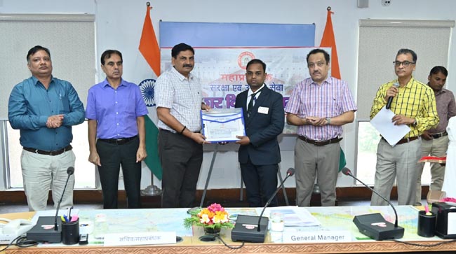 पुरस्कृत होते अजय कुमार शाक्या पुरस्कृत होते अजय कुमार शाक्या