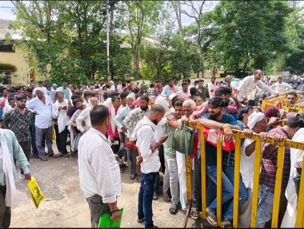 किसानों को पर्याप्त खाद उपलब्ध कराने पर विशेष जोर किसानों को पर्याप्त खाद उपलब्ध कराने पर विशेष जोर