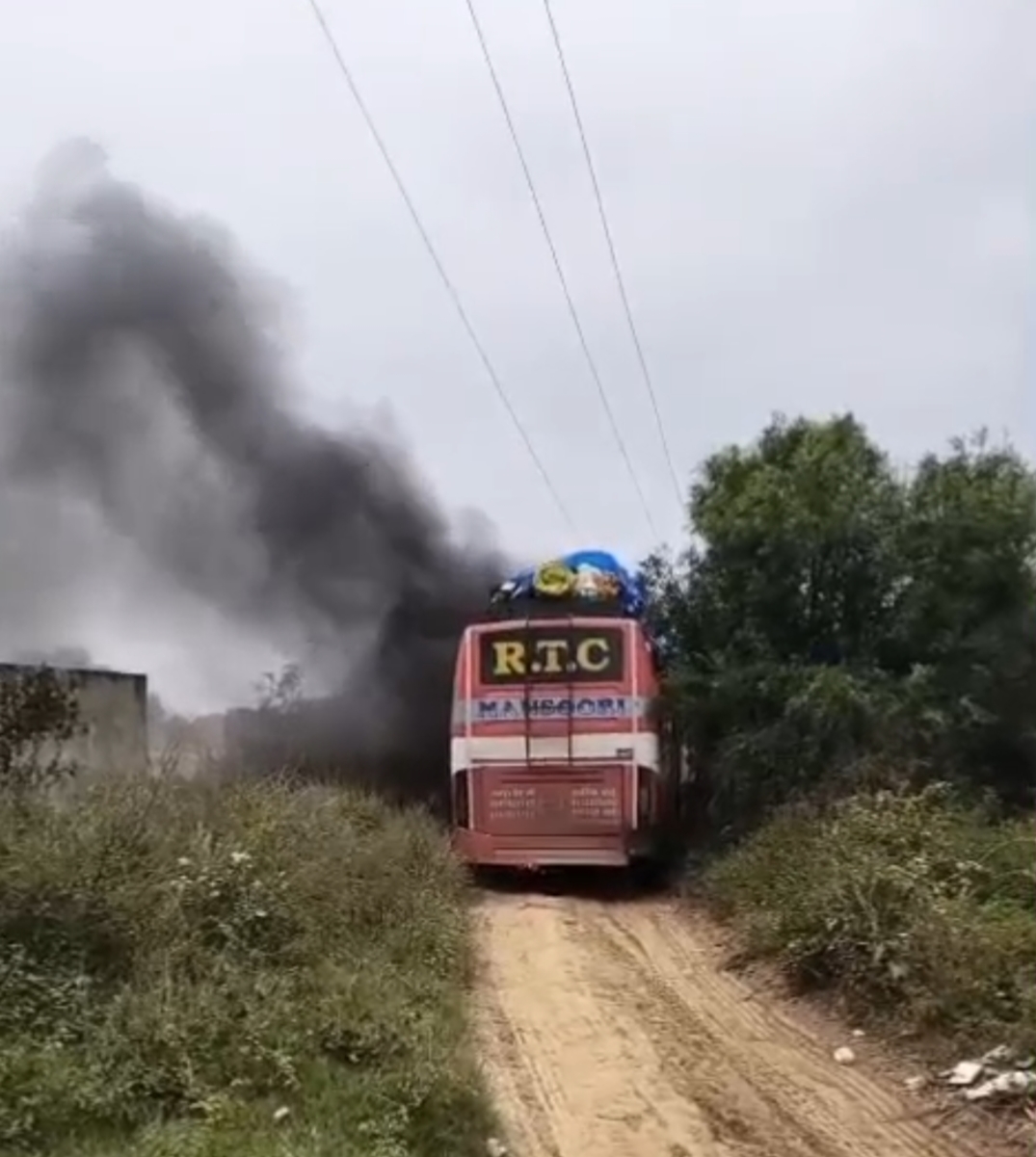 हाईटेंशन लाइन को छूने से बस में दौड़ा करंट