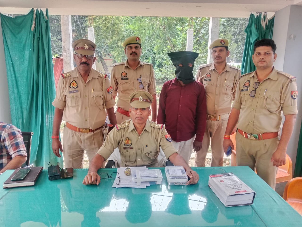 कछवां पुलिस द्वारा दहेज हत्या के अभियोग में गिरफ्तार आरोपी। कछवां पुलिस द्वारा दहेज हत्या के अभियोग में गिरफ्तार आरोपी।