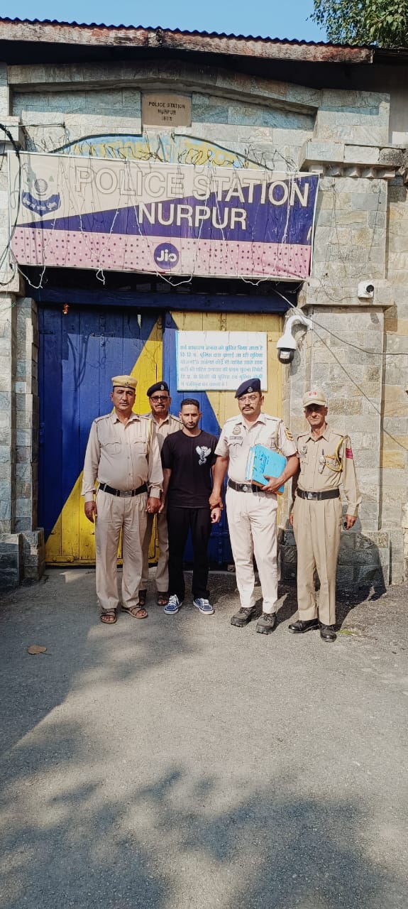 गिरफ्तार आरोपी पुलिस टीम के साथ।