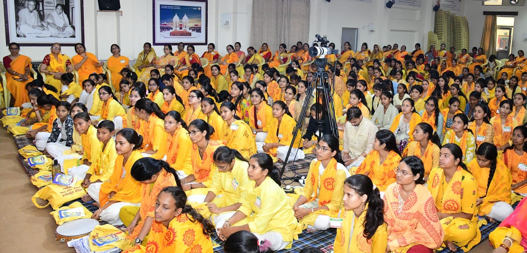 शांतिकुंज में प्रतिभागी बहने शांतिकुंज में प्रतिभागी बहने